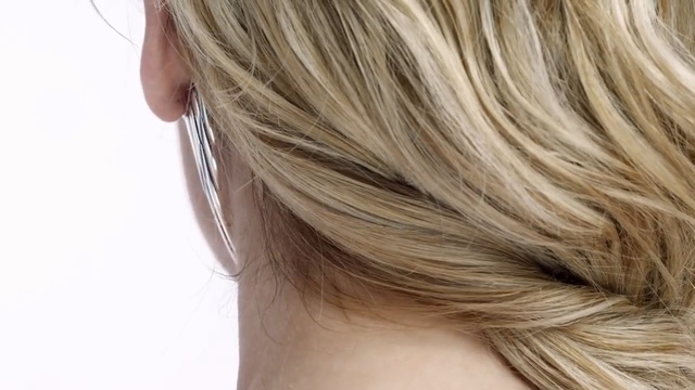 Video Reference: Hair, Hairstyle, Blond, Face, Chin, Layered hair, Hair coloring, Long hair, Neck, Brown hair