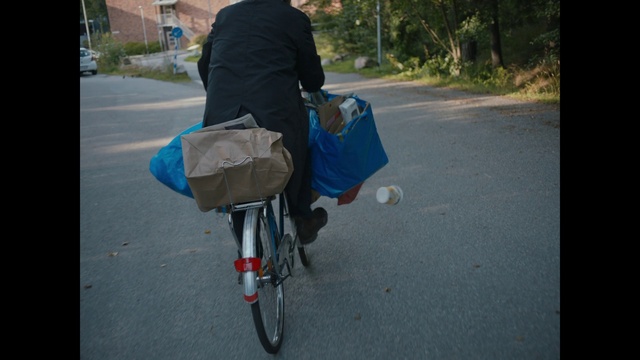 Video Reference: Bicycle, Bicycle accessory, Mode of transport, Vehicle, Cycling, Recreation, Bicycle saddle, Bicycle basket, Sports equipment, Road