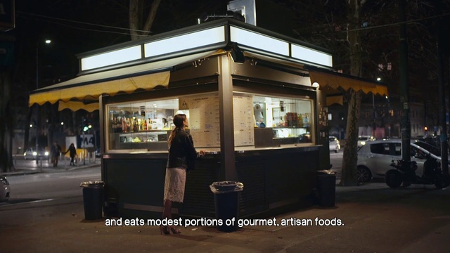 Video Reference: Building, Night, Vehicle, Kiosk, Take-out food, Fast food, Car, Street food, Friterie, City