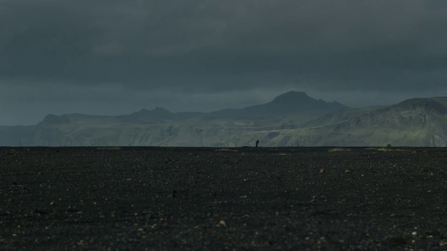 Video Reference: Sky, Highland, Black, Atmospheric phenomenon, Mountainous landforms, Horizon, Ecoregion, Cloud, Fell, Atmosphere