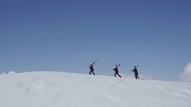 Video Reference: Snow, Winter, Sky, Ski mountaineering, Geological phenomenon, Recreation, Winter sport, Ski touring, Skiing, Arctic