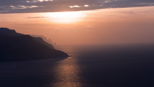 Video Reference: Sky, Horizon, Sea, Water, Cloud, Atmospheric phenomenon, Water resources, Light, Coast, Morning