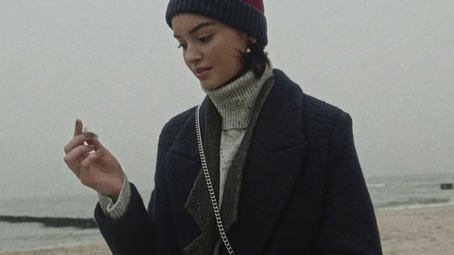 Video Reference: Beanie, Knit cap, Headgear, Outerwear, Turban, Cap, Photography, Neck, Street fashion, Fashion accessory
