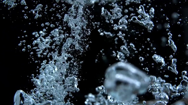 Video Reference: Water, Liquid bubble, Drop, Liquid, Moisture, Close-up, Organism, Freezing, Photography, Dew, Covered, Snow, Food, Sitting, Man, Holding, Sugar, Cake, Black, Large, Skiing, People, Standing, White, Hill, Group, Slope, Plate, Riding, Tree, Droplet, Bubble