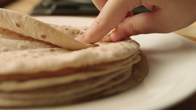 Video Reference: Food, Dish, Cuisine, Ingredient, Flatbread, Lefse, Chapati, Tortilla, Corn tortilla, Baked goods