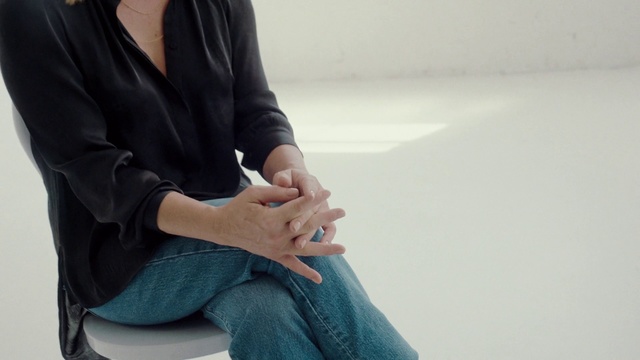 Video Reference: Sitting, Hand, Shoulder, Joint, Arm, Leg, Finger, Outerwear, Neck, Jeans