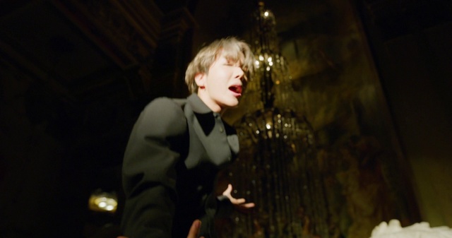 Video Reference: Performance, Stage, Event, Formal wear, Performance art, Darkness, Musician, Singer, Performing arts, Music