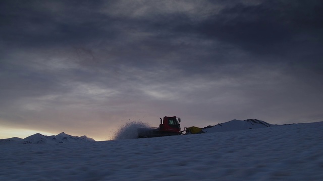 Video Reference: Snow, Sky, Winter, Geological phenomenon, Cloud, Mountain, Arctic, Ice, Landscape, Vehicle