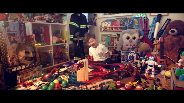 Video Reference: Toy, Stuffed toy, Animation, Photography, Play, Night, Christmas, Collection, Child, Person