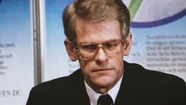 Video Reference: Forehead, Chin, Spokesperson, Eyewear, White-collar worker, News, Businessperson, Gentleman, Official, Glasses, Person