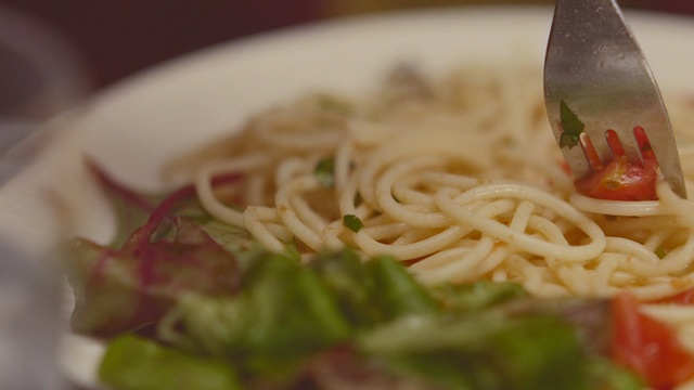 Video Reference: spaghetti, dish, al dente, food, carbonara, cuisine, italian food, european food, capellini, taglierini