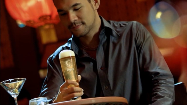 Video Reference: drink, liqueur, alcoholic beverage, alcohol, distilled beverage, beer, drinking, Person