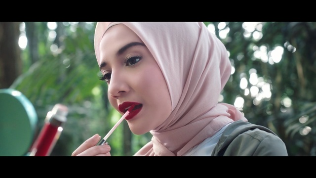 Video Reference: skin, human hair color, beauty, lady, girl, eye, blond, black hair, mouth, lip