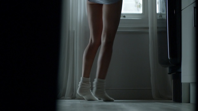 Video Reference: Human leg, Leg, White, Footwear, Thigh, Calf, Joint, High heels, Knee, Shoe
