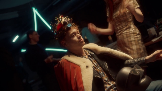 Video Reference: Event, Performance, Human, Human body, Performance art, Music, Performing arts, Stage, Dance, Darkness