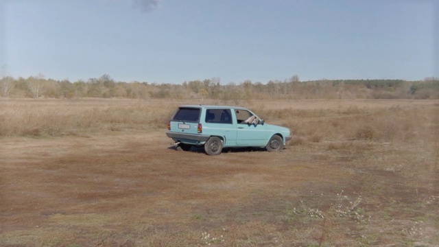 Video Reference: Vehicle, Car, Off-roading, Transport, Plain, Ecoregion, Landscape, Off-road vehicle, Safari, Sport utility vehicle, Outdoor, Grass, Field, Dirt, Truck, Desert, Open, Small, Parked, Walking, Standing, White, Driving, Grassy, Mountain, Yellow, Dry, Large, Riding, Motorcycle, Man, Plane, Road, Land vehicle, Wheel, Tire