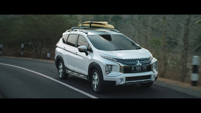 Video Reference: Land vehicle, Vehicle, Car, Automotive design, Mini SUV, Sport utility vehicle, Compact sport utility vehicle, Compact car, Luxury vehicle, City car