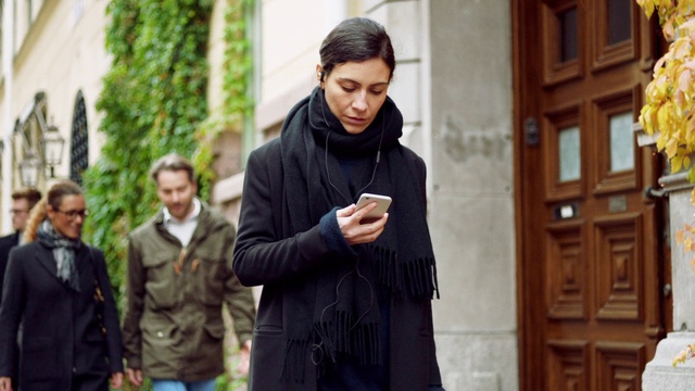 Video Reference: Snapshot, Jacket, Outerwear, Street fashion, Temple, Gentleman, Photography, Formal wear, Smile, Suit, Person