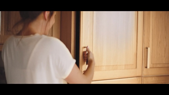 Video Reference: hair, human hair color, girl, shoulder, blond, hand, joint, arm, leg, finger, Person