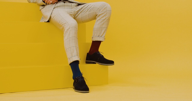 Video Reference: Yellow, Footwear, Leg, Knee, Human leg, Joint, Thigh, Jeans, Shoe, Trousers