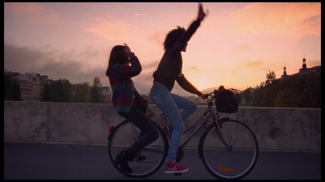 Video Reference: land vehicle, road bicycle, bicycle, cycling, sky, mode of transport, cycle sport, vehicle, sports equipment, recreation