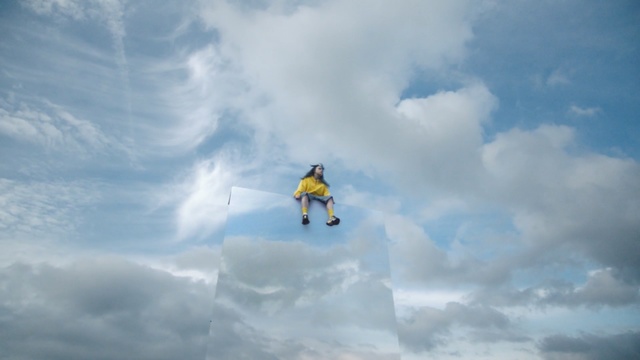 Video Reference: Sky, Cloud, Daytime, Geological phenomenon, Extreme sport, Atmosphere, Cumulus, Recreation, Meteorological phenomenon, Snow