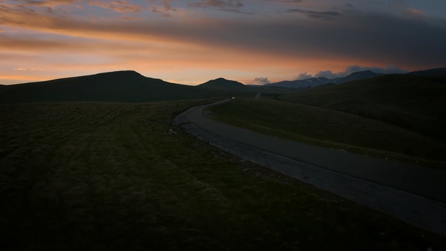 Video Reference: Sky, Highland, Nature, Atmospheric phenomenon, Horizon, Cloud, Natural environment, Hill, Mountainous landforms, Dusk