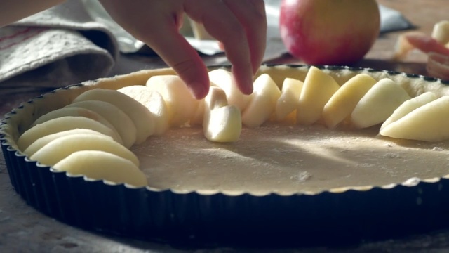 Video Reference: Food, Dish, Cuisine, Apple, Ingredient, Dessert, Baking, Bavarian cream, Baked goods, Recipe