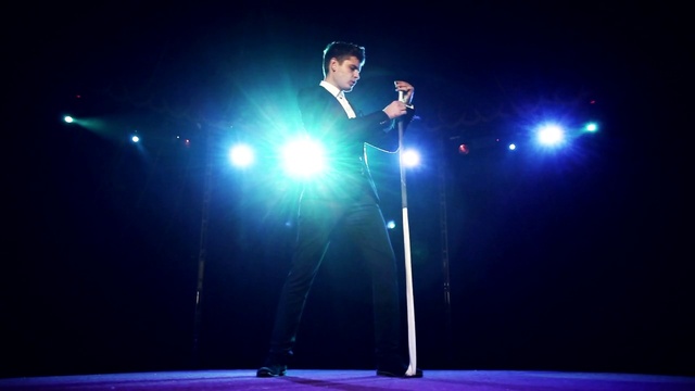 Video Reference: Microphone, Blue, Artist, Music, Music artist, Entertainment, Musician, Concert, Electricity, Performing arts