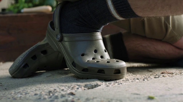 Video Reference: Footwear, Shoe, Leg, Joint, Ankle, Foot, Outdoor shoe, Human leg