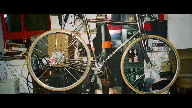 Video Reference: Bicycle, Bicycle wheel, Bicycle part, Bicycle tire, Bicycle frame, Spoke, Vehicle, Bicycle fork, Bicycle drivetrain part, Hybrid bicycle