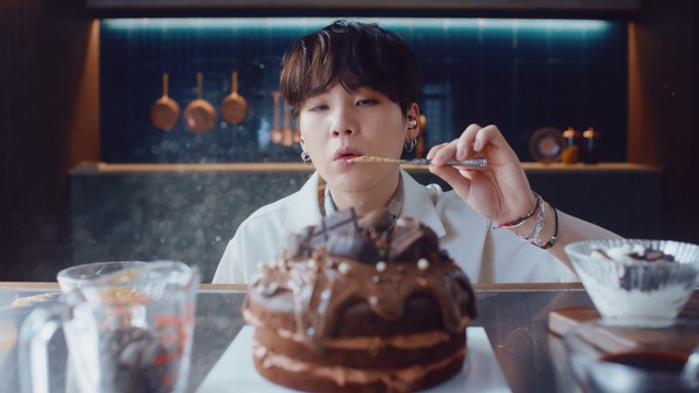 Video Reference: Food, Dessert, Sundae, Eating, Cuisine, Sweetness, Junk food, Dish, Ice cream, Frozen dessert