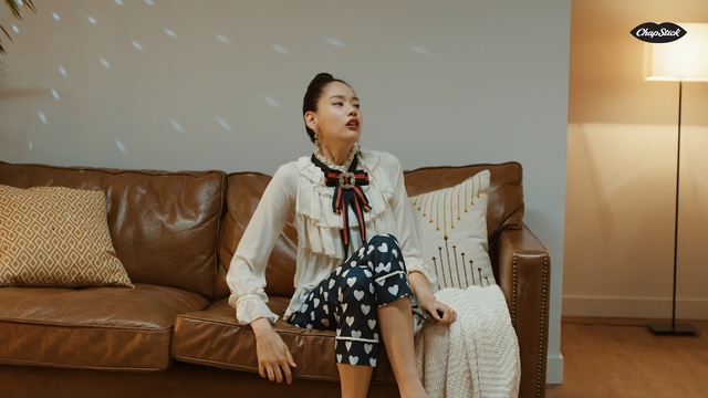 Video Reference: shoulder, girl, sitting, fashion, outerwear, textile, furniture, design, product, pattern, Person