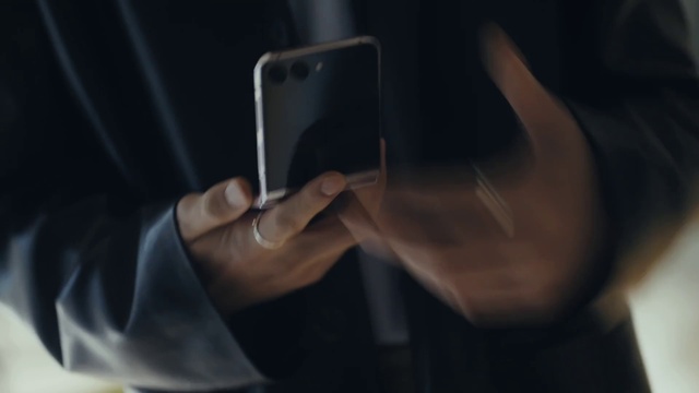 Video Reference: Hand, Arm, Window, Human body, Mobile phone, Gesture, Telephony, Communication Device, Flash photography, Thumb