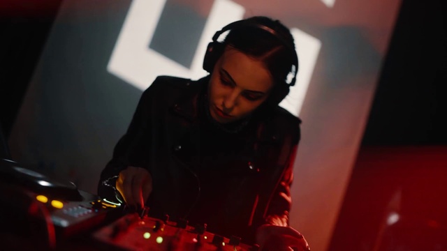 Video Reference: Disc jockey, Electronics, Deejay, Fun, Technology, Cdj, Nightclub, Music venue, Night, Music