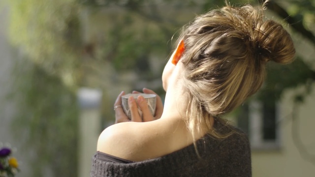 Video Reference: Hair, Shoulder, Hairstyle, Beauty, Blond, Bun, Neck, Back, Long hair, Joint, Person