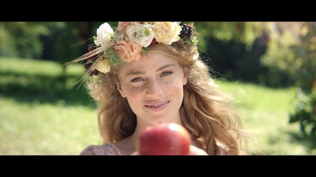 Video Reference: Hair, Facial expression, Blond, Beauty, Headpiece, Hair accessory, Lady, Hairstyle, Smile, Lip, Person
