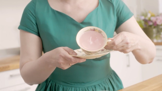Video Reference: Skin, Pink, Hand, Muscle, Balloon, Tableware