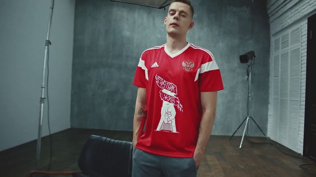 Video Reference: Shoulder, T-shirt, Standing, Sportswear, Arm, Joint, Jersey, Sleeve, Neck