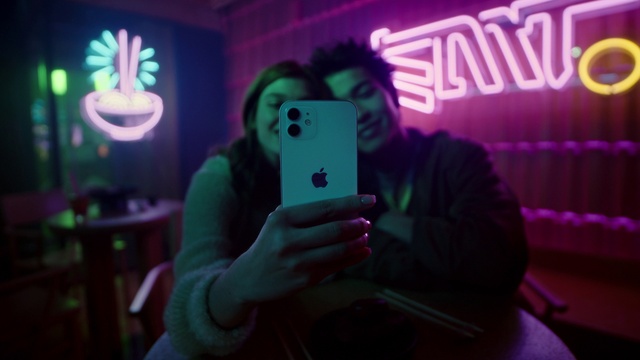 Video Reference: Head, Hand, Green, Purple, Violet, Entertainment, Gadget, Mobile phone, Pink, Communication Device