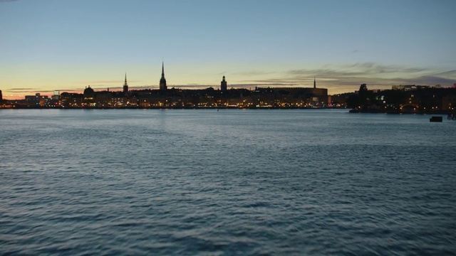 Video Reference: Sky, Water, Horizon, Water resources, Evening, River, Sea, City, Skyline, Morning