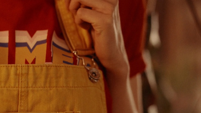 Video Reference: Bag, Handbag, Hand, Tan, Brown, Leather, Fashion accessory, Textile, Finger, Luggage and bags, Person