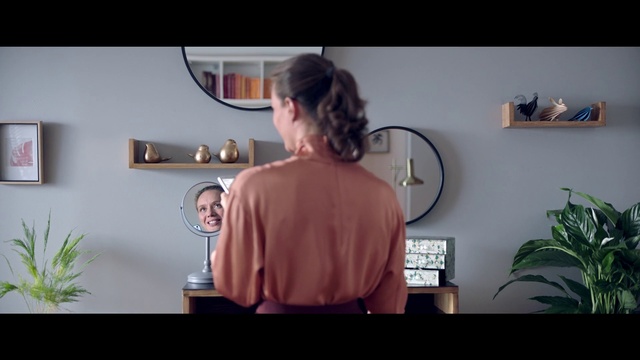 Video Reference: Hair, Shoulder, Arm, Snapshot, Joint, Sitting, Houseplant, Human body, Leg, Mouth