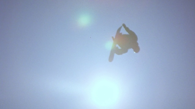 Video Reference: Sky, Daytime, Atmospheric phenomenon, Light, Atmosphere, Lens flare, Sunlight, Cloud, Sun, Calm