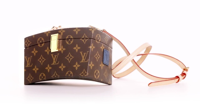 Video Reference: Bag, Handbag, Fashion accessory, Brown, Beige, Eyewear, Glasses, Material property, Coin purse