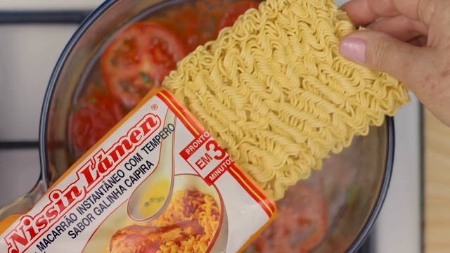 Video Reference: Food, Dish, Cuisine, Ingredient, Instant noodles, Indomie, Noodle, Ramen, Mee siam, Chinese noodles, Person