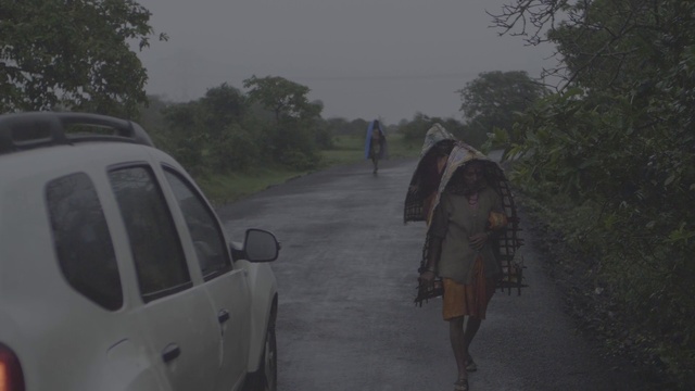 Video Reference: Atmospheric phenomenon, Mode of transport, Vehicle, Morning, Fog, Car, Drizzle, Haze, Rain, Road