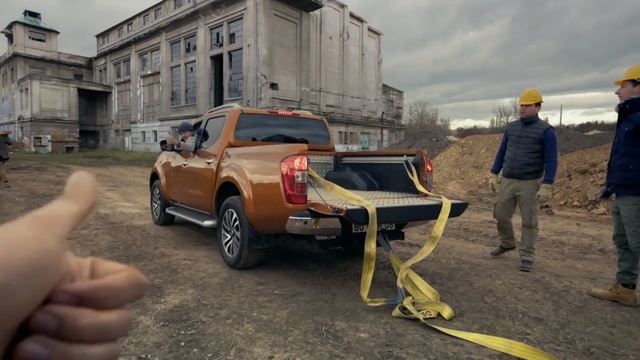 Video Reference: Land vehicle, Vehicle, Car, Pickup truck, Motor vehicle, Automotive exterior, Asphalt, Truck, Automotive design, Nissan navara