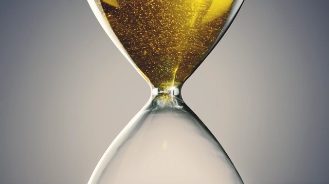 Video Reference: Hourglass, Champagne stemware, Glass, Drink, Stemware, Measuring instrument, Drinkware, Champagne cocktail, Tableware