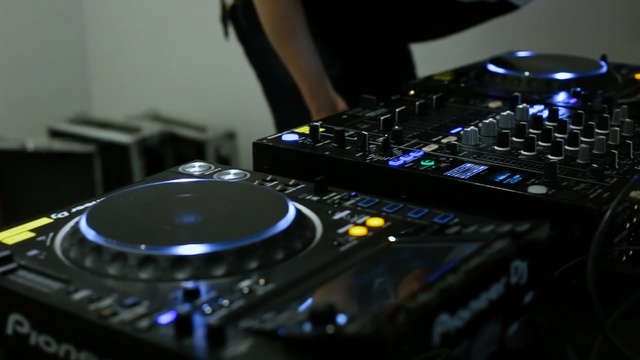 Video Reference: cdj, disc jockey, deejay, electronics, technology, audio equipment, electronic instrument, scratching, sound, audio